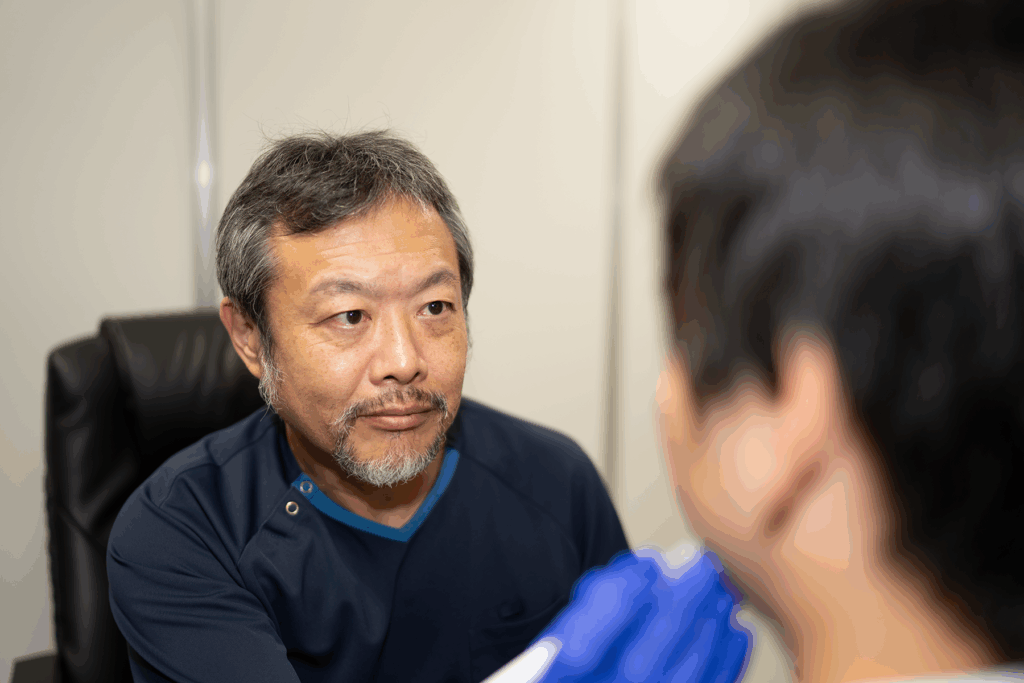 患者さんを前にまじめな中川