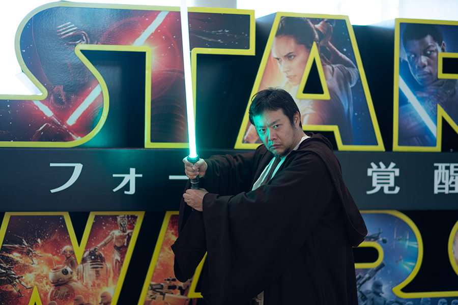 ライトセイバーを構えるジェダイ中川