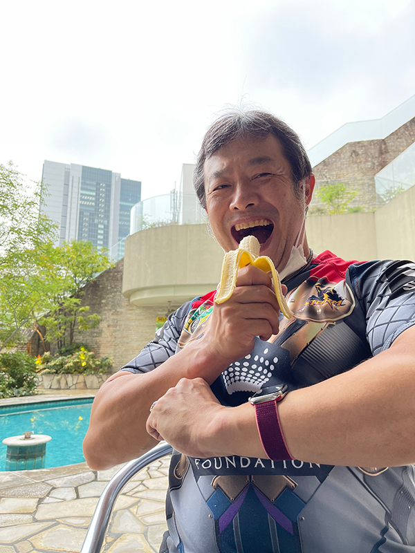 バナナを食べる中川