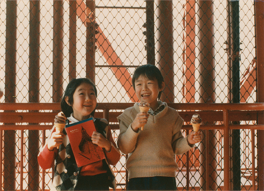 東京タワーに歩いて登った記念写真